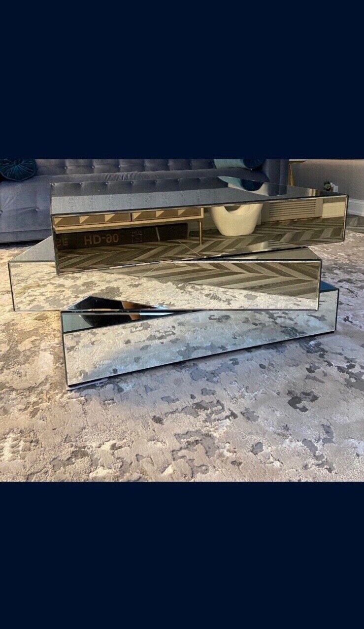 18 in x 39 in Everly Quinn Mirrored Coffee Table in Excellent condition 