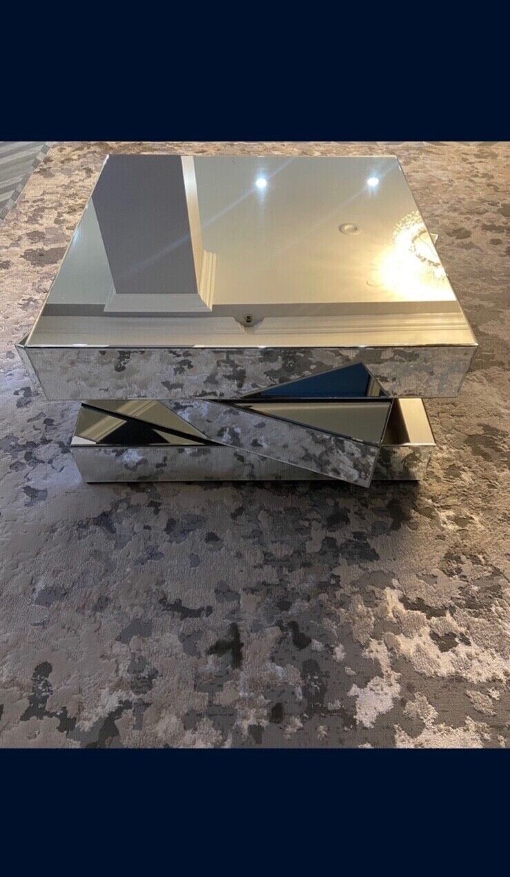 18 in x 39 in Everly Quinn Mirrored Coffee Table in Excellent condition 