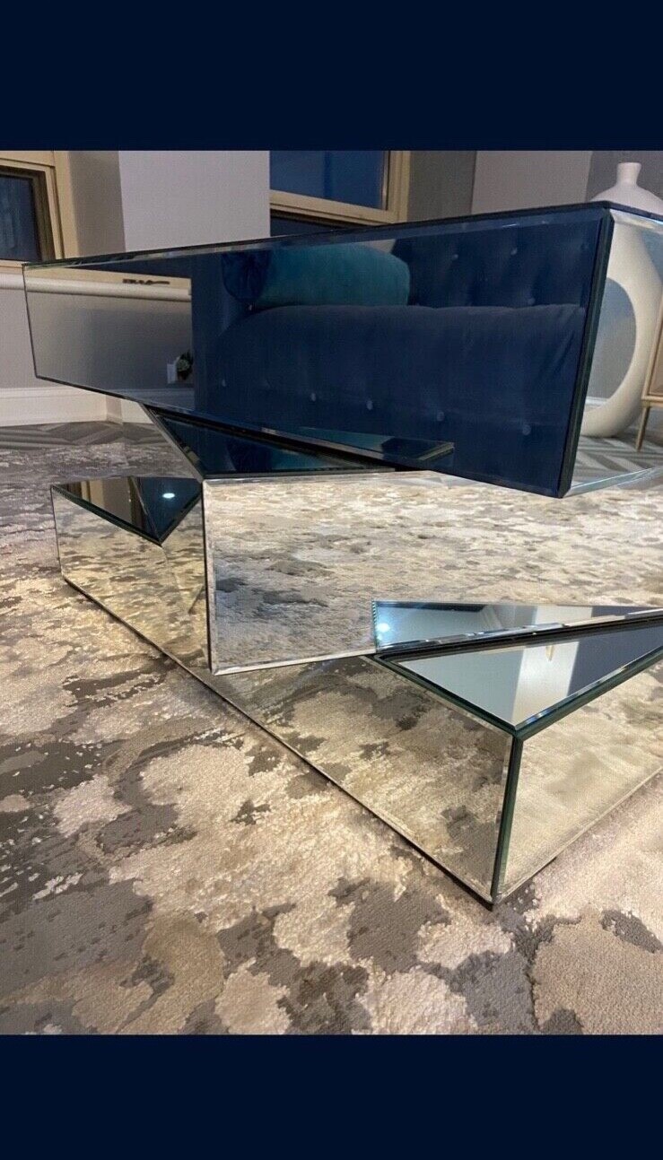 18 in x 39 in Everly Quinn Mirrored Coffee Table in Excellent condition 