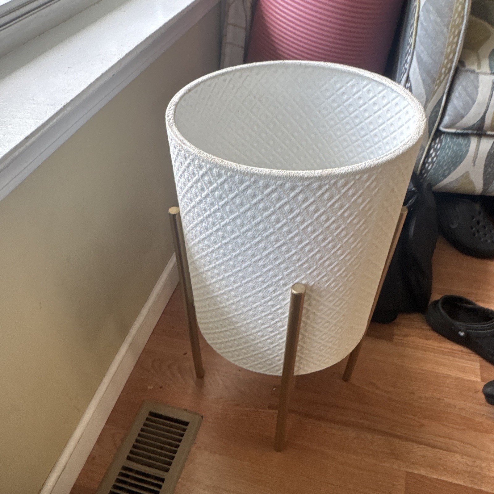 White Round Plant Stand w/ Wood Legs, Textured Diamond Pattern 45x30x30willclean