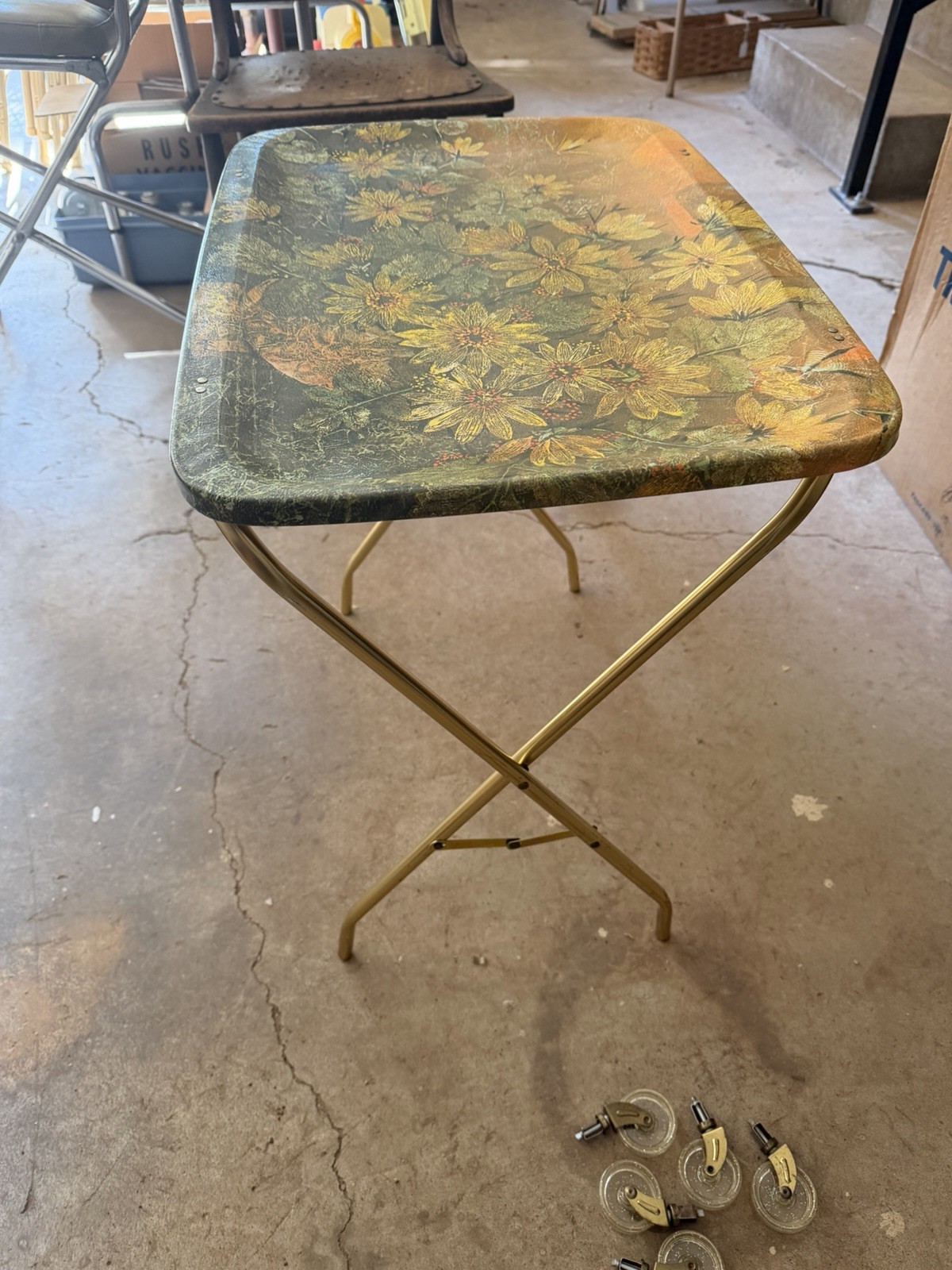 lavada King Size 1960s Green Floral Metal Foldable TV Tray Tables with Wheels