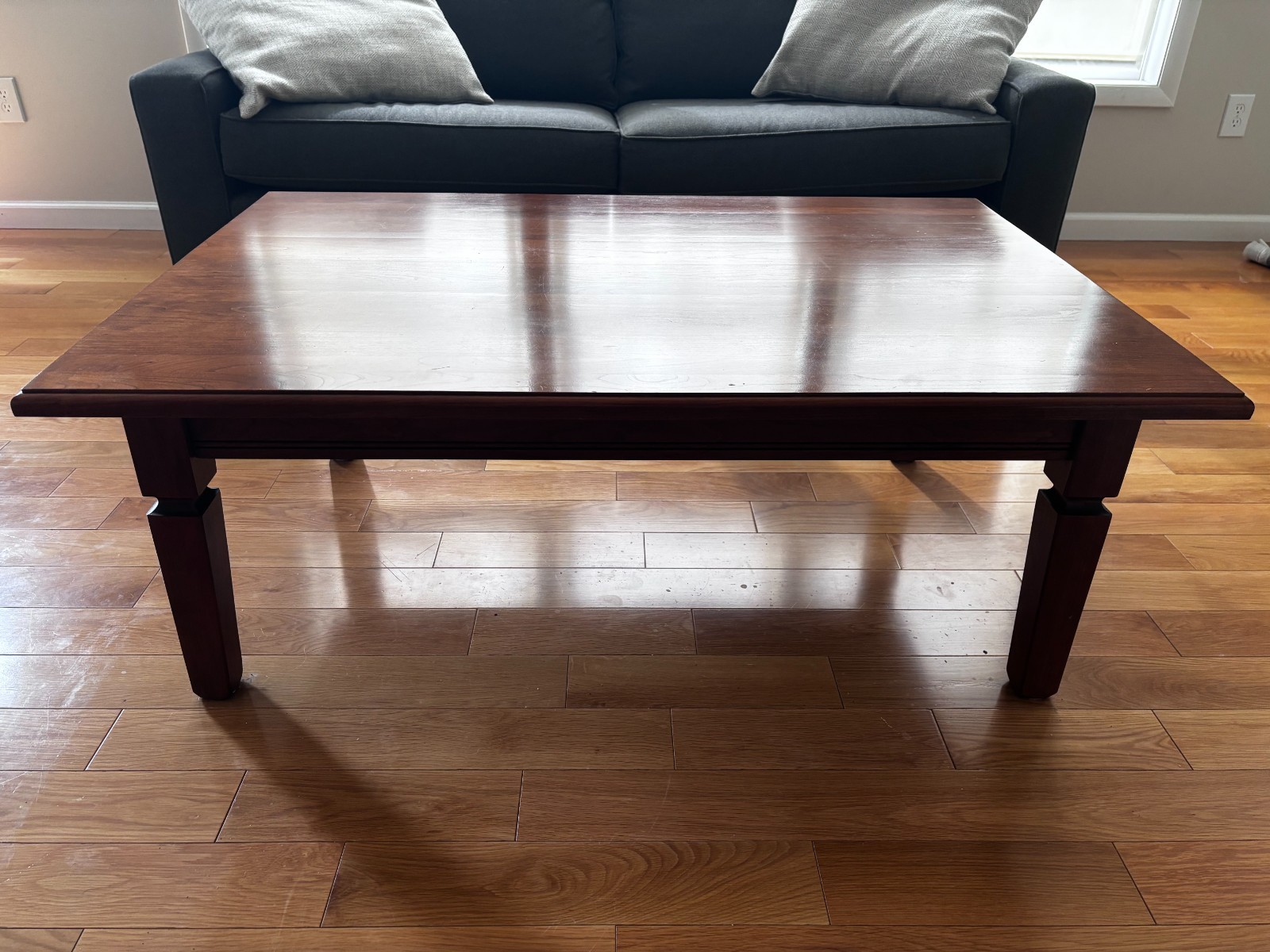 Beautiful Hunt Country 48″ Handcrafted Breakfast Coffee Table Excellent Conditio