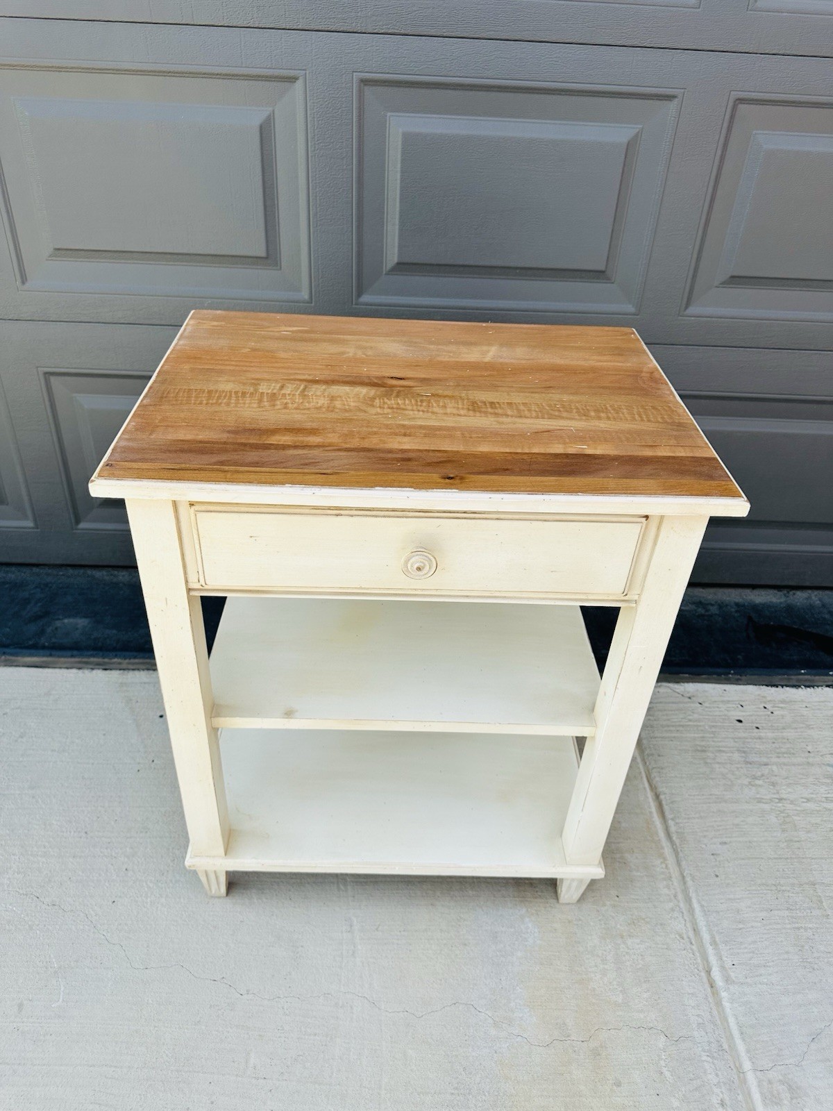 Beautiful Ethan Allen French Country White Rustic End Side Table 33-5406