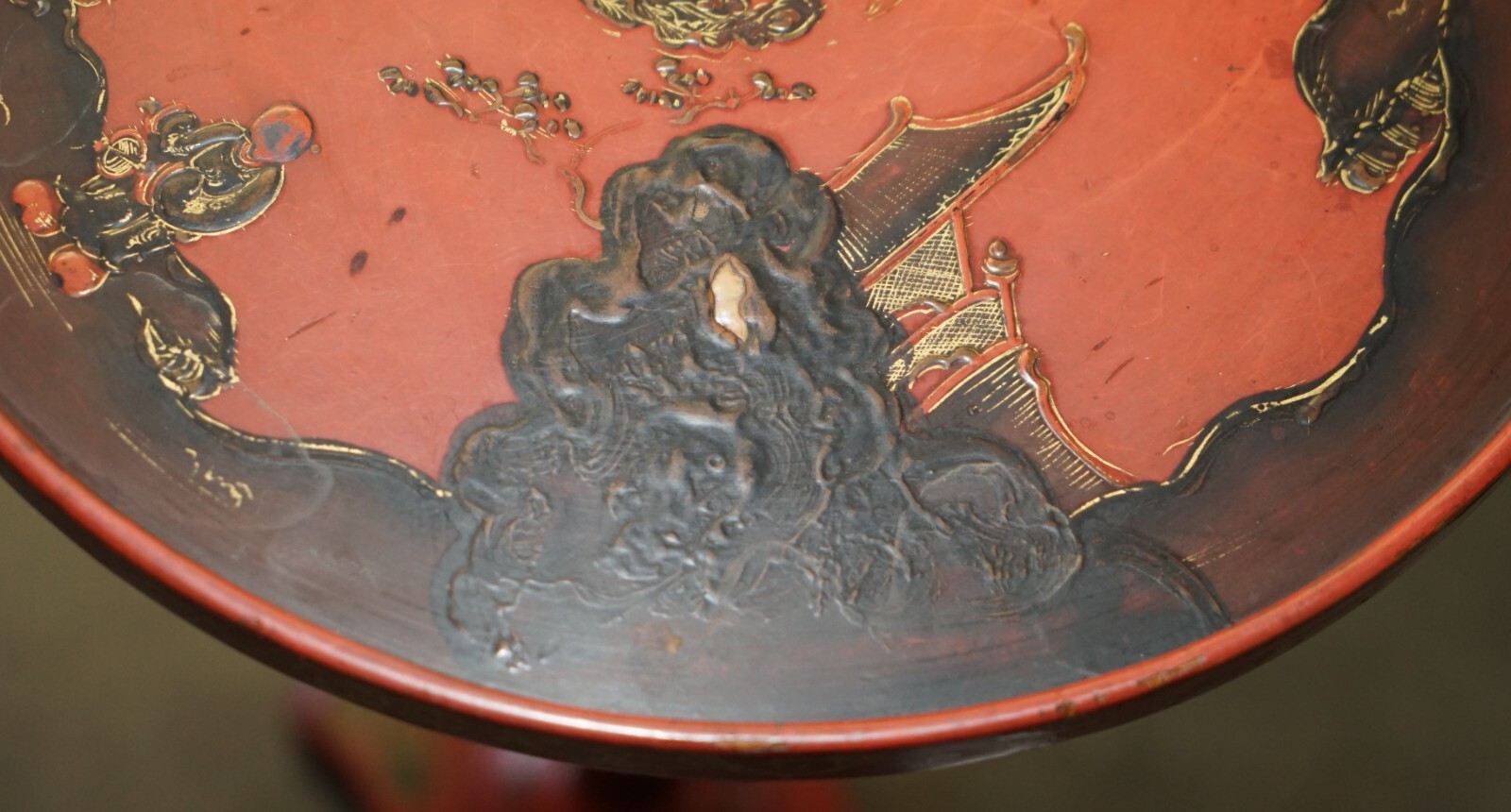 LOVELY ANTIQUE CHINESE CHINOISERIE LACQUERED & HAND PAINTED SIDE LAMP WINE TABLE