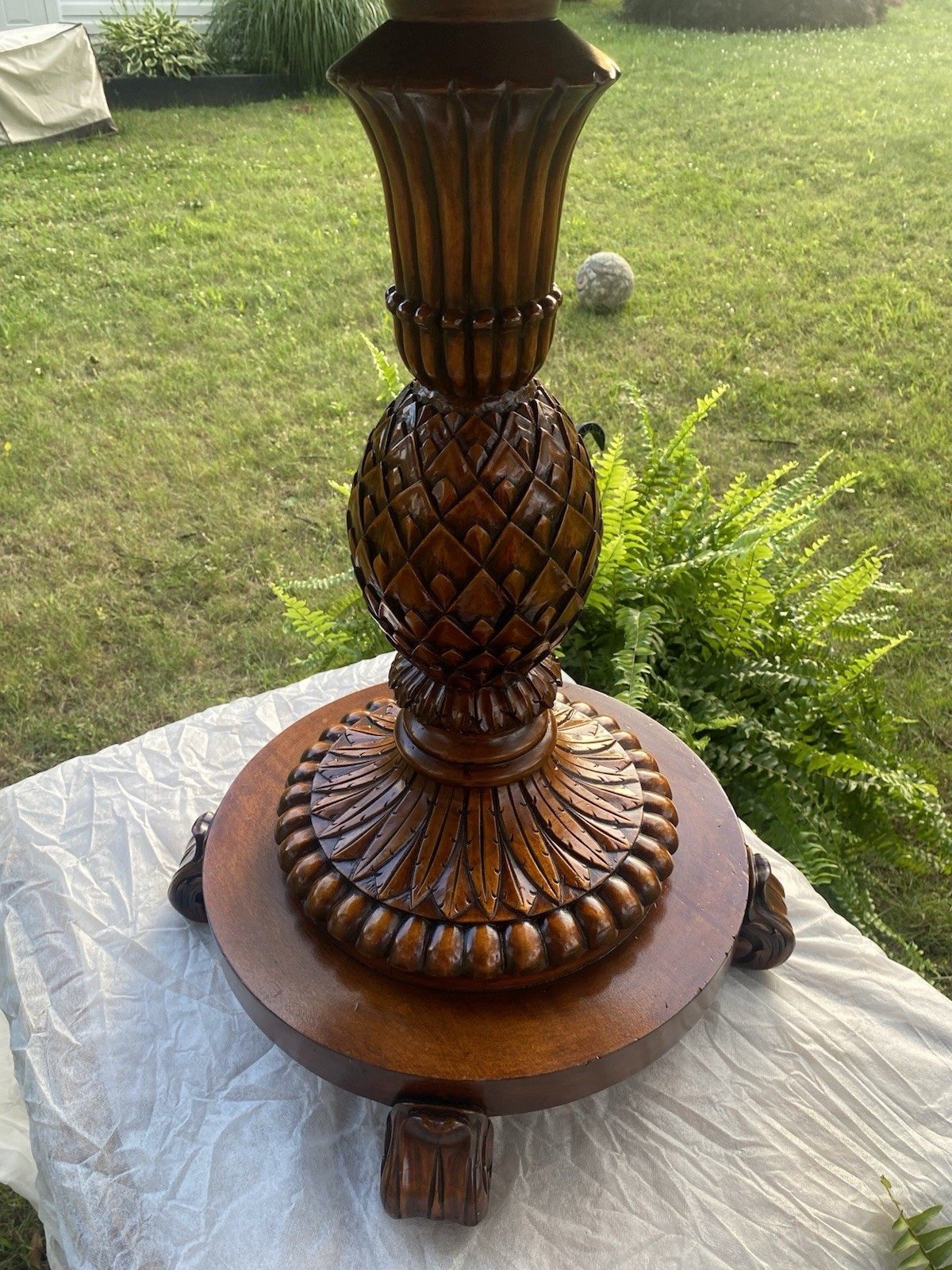 Beautiful Ethan Allen British Old World Treasure Sophia Pineapple Table #13-8206
