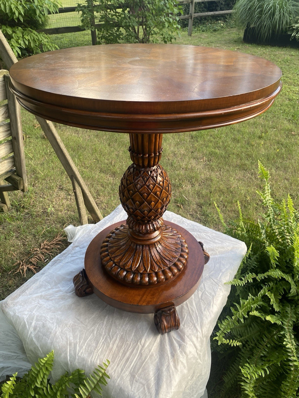 Beautiful Ethan Allen British Old World Treasure Sophia Pineapple Table #13-8206