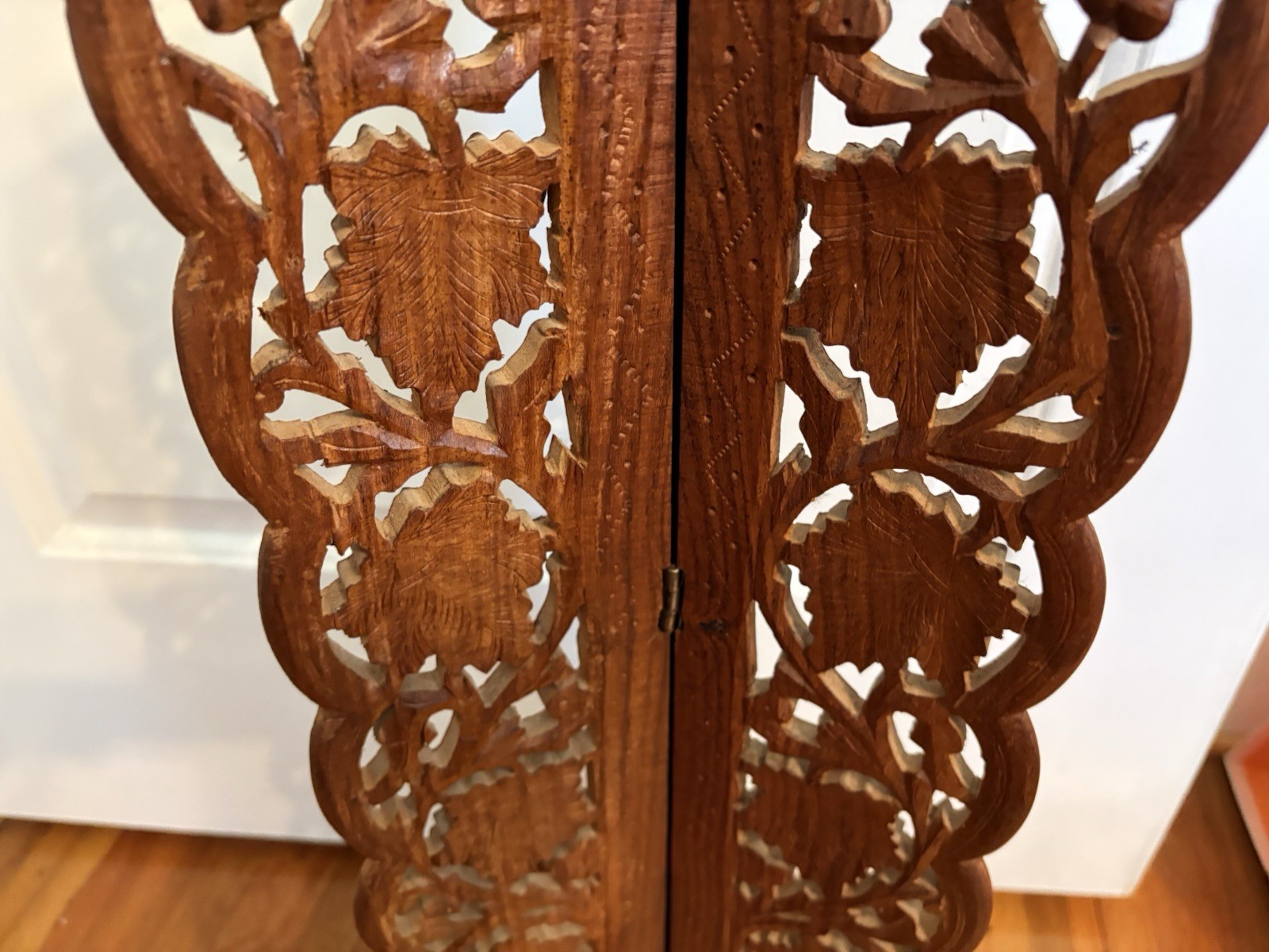 VTG Tri-Fold Hinged Hand-Carved Wood Folding Stand-Leaf Scroll Design-29.25”