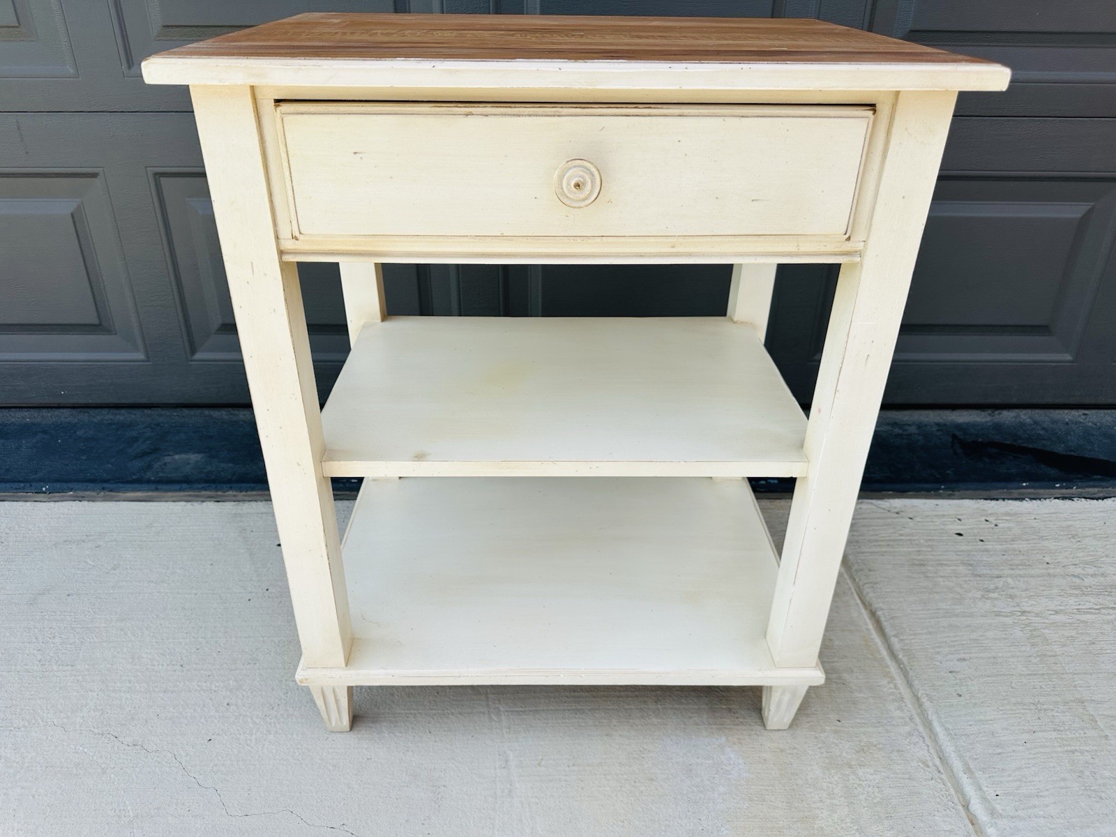 Beautiful Ethan Allen French Country White Rustic End Side Table 33-5406