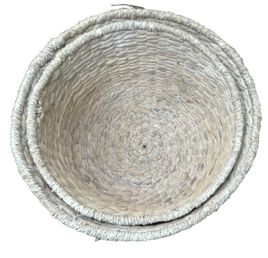 happimess SAT1000C Bhola 18″W Iron and Water Hyacinth Table – White Wash
