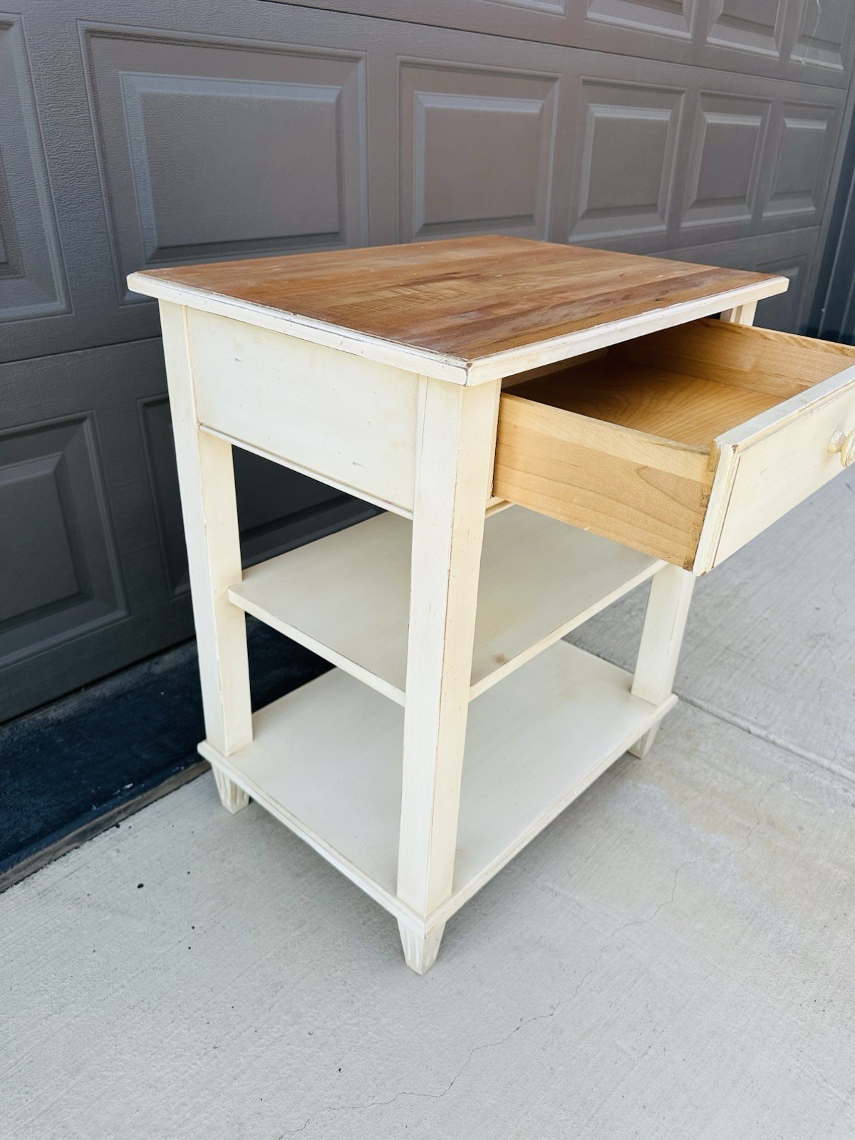 Beautiful Ethan Allen French Country White Rustic End Side Table 33-5406