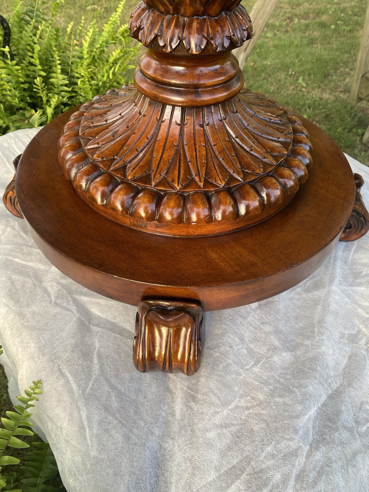 Beautiful Ethan Allen British Old World Treasure Sophia Pineapple Table #13-8206