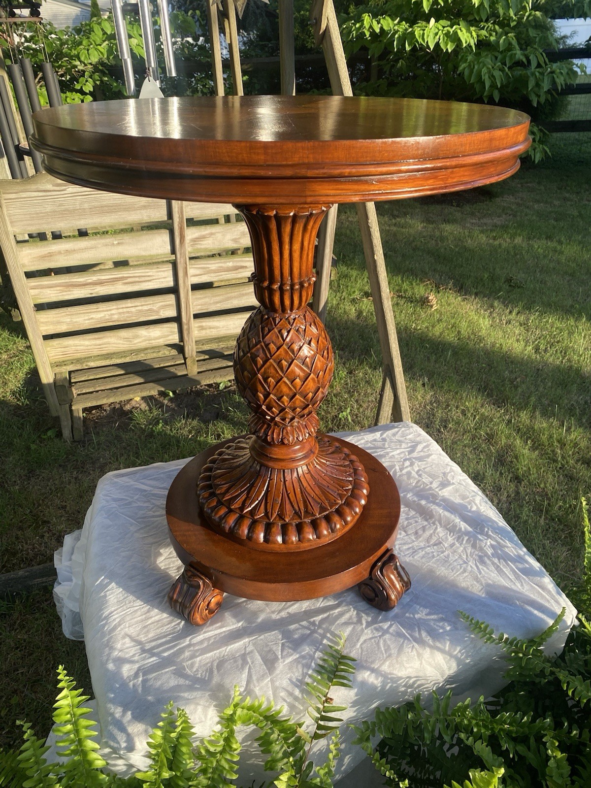 Beautiful Ethan Allen British Old World Treasure Sophia Pineapple Table #13-8206