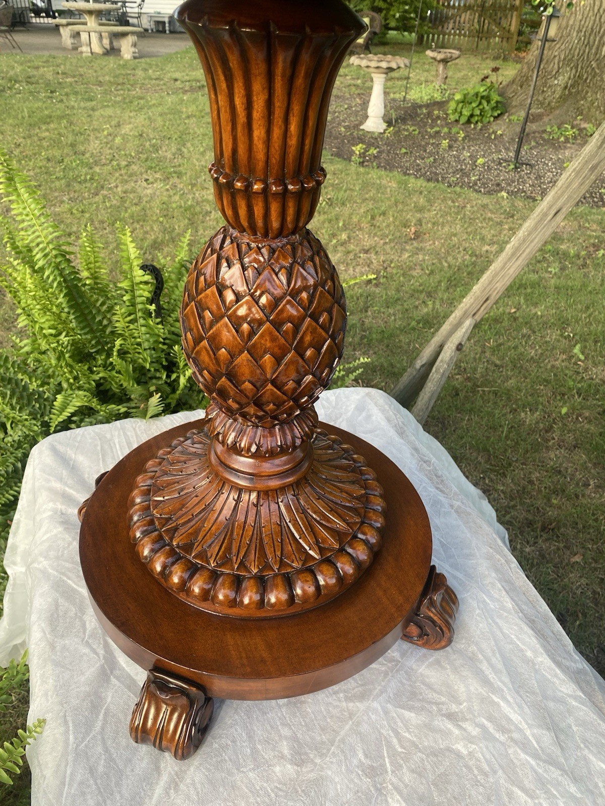 Beautiful Ethan Allen British Old World Treasure Sophia Pineapple Table #13-8206