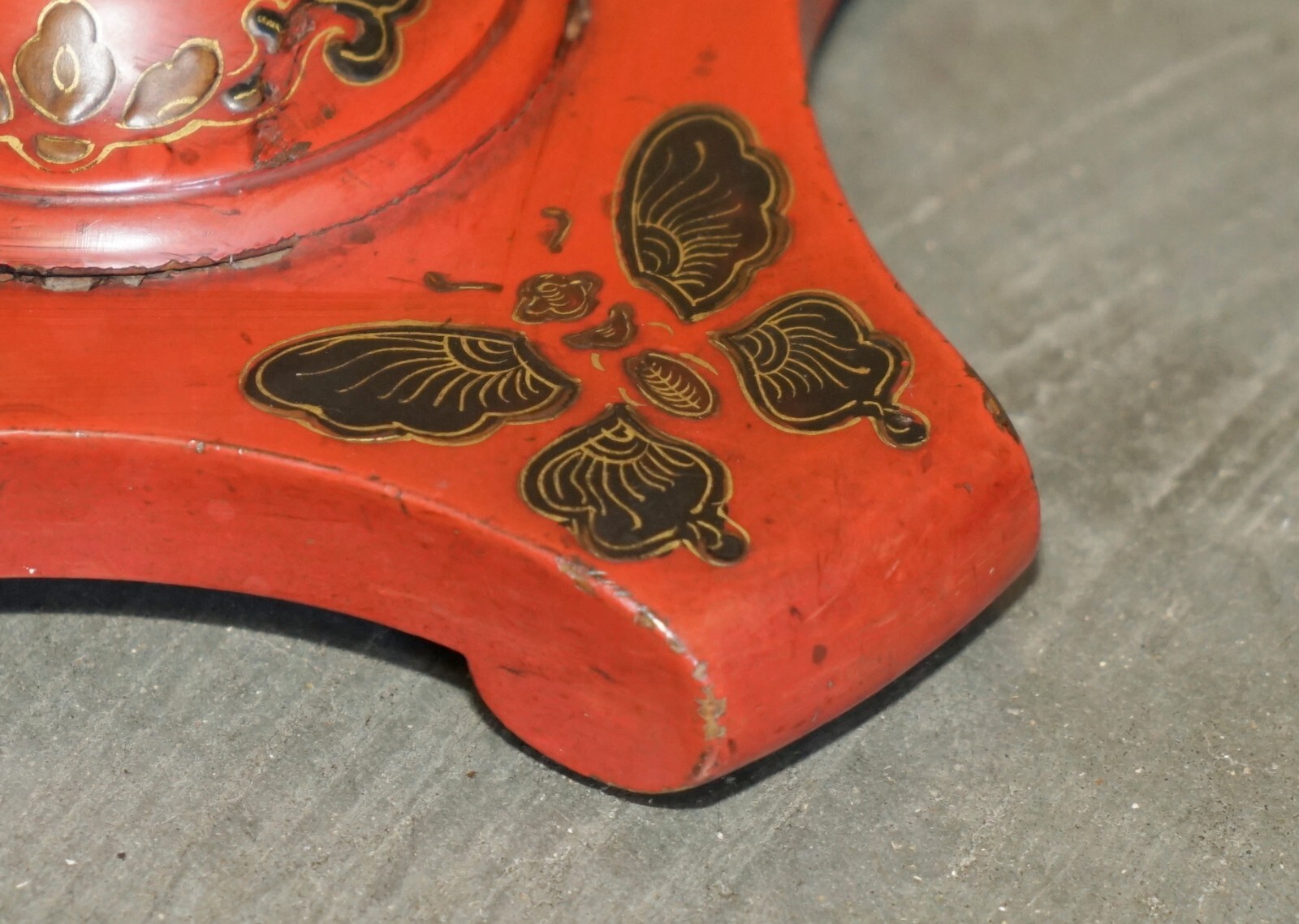 LOVELY ANTIQUE CHINESE CHINOISERIE LACQUERED & HAND PAINTED SIDE LAMP WINE TABLE