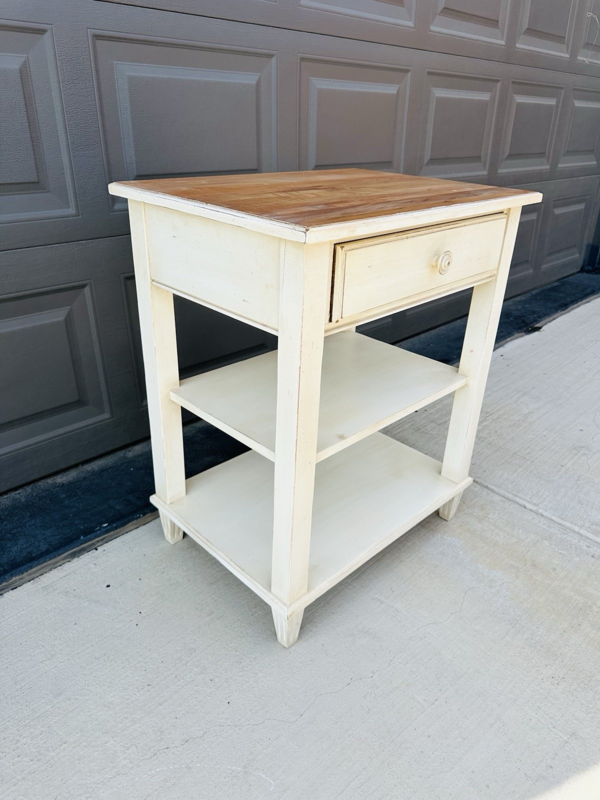 Beautiful Ethan Allen French Country White Rustic End Side Table 33-5406