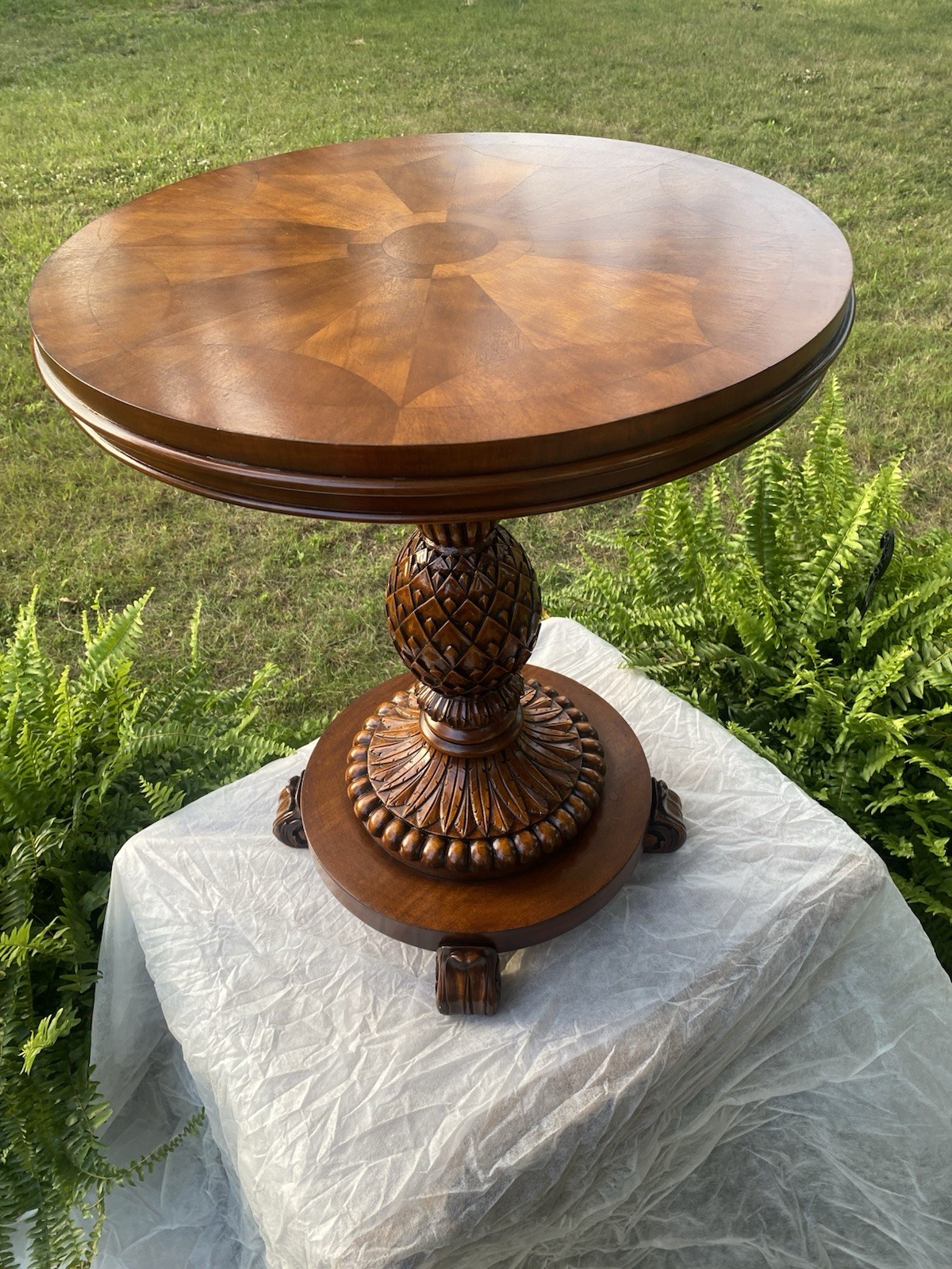 Beautiful Ethan Allen British Old World Treasure Sophia Pineapple Table #13-8206