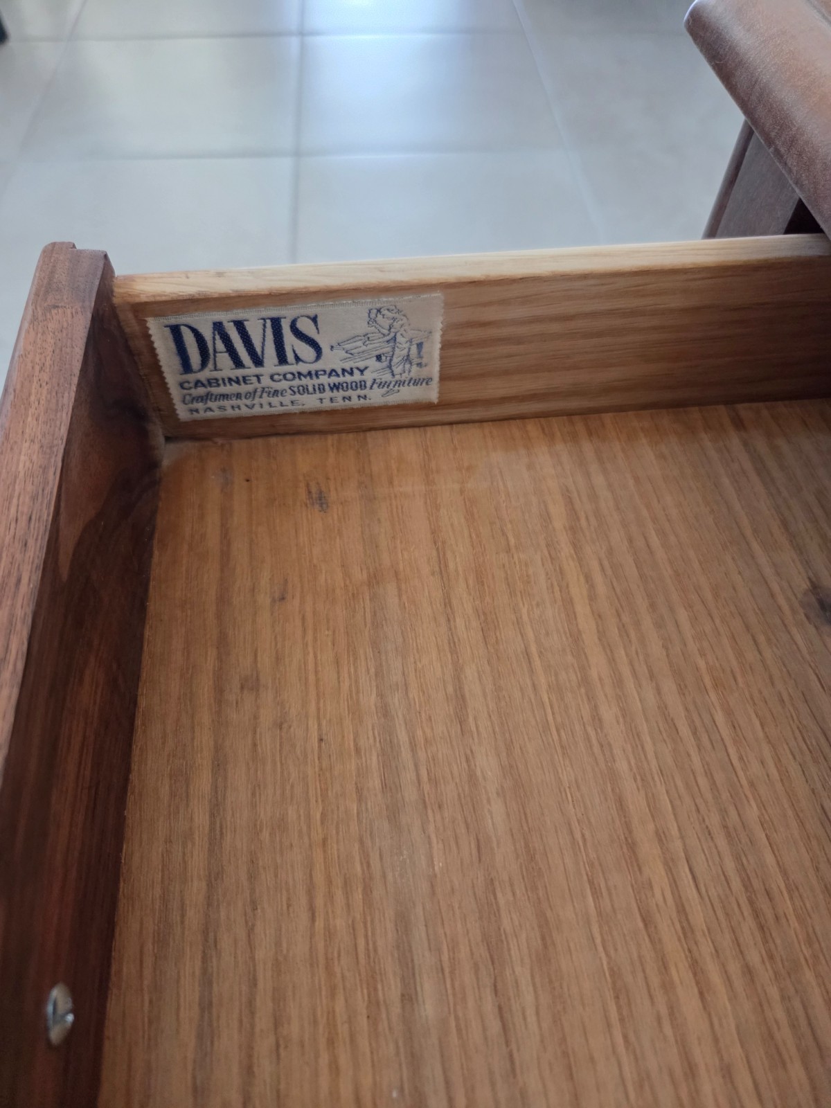 Davis natural color vintage wooden living rooms side table – excellent condition