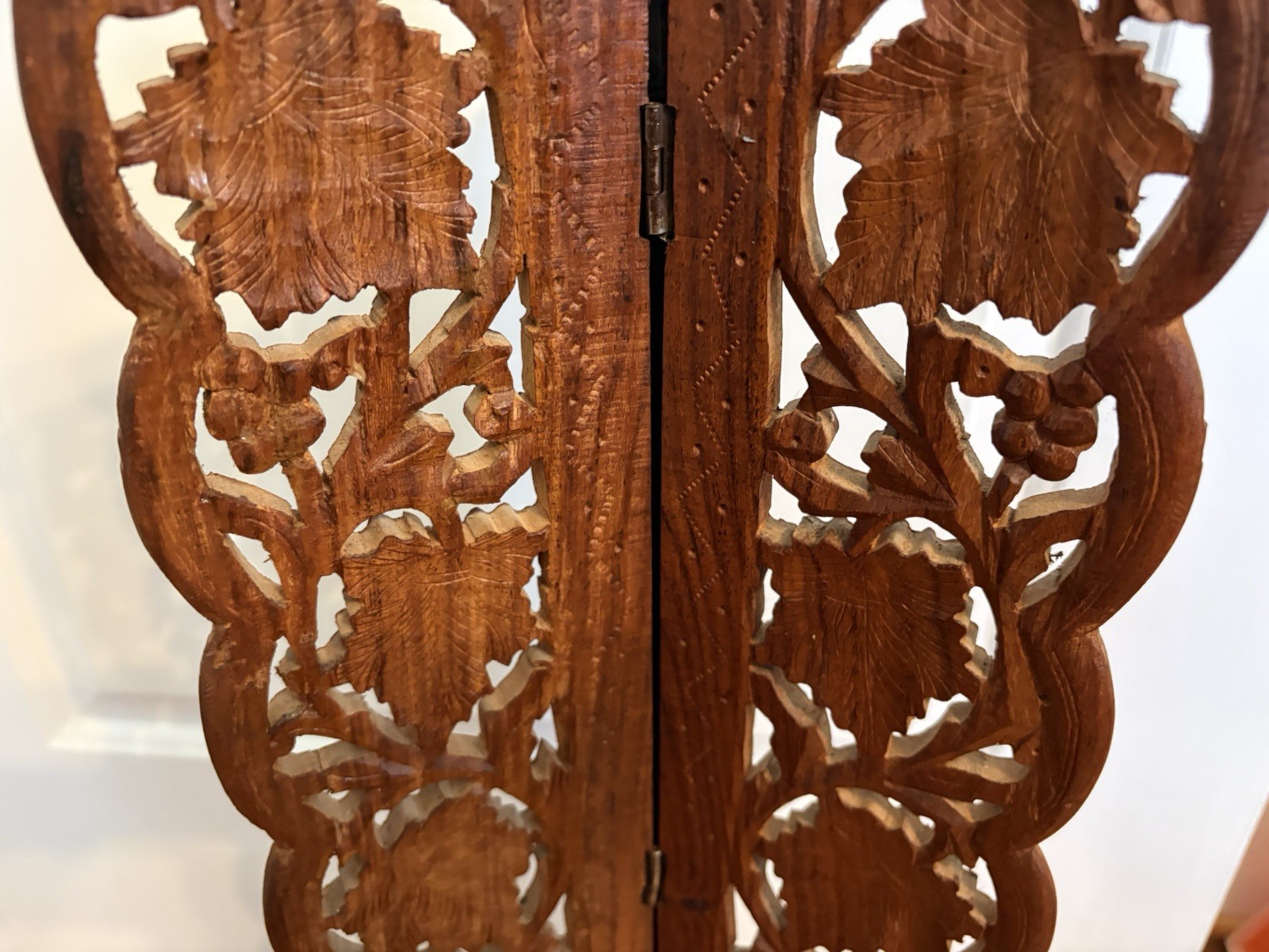 VTG Tri-Fold Hinged Hand-Carved Wood Folding Stand-Leaf Scroll Design-29.25”
